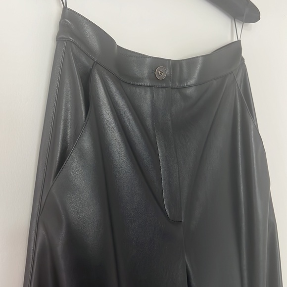 BLACK VEGAN LEATHER CROPPED TROUSERS - Picture 6 of 10